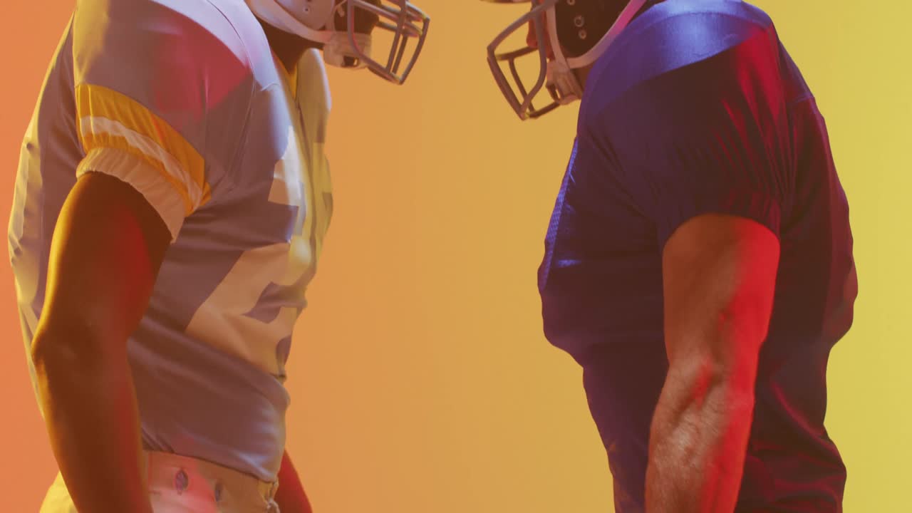 Video di diversi giocatori di football americano su sfondo da giallo a arancione