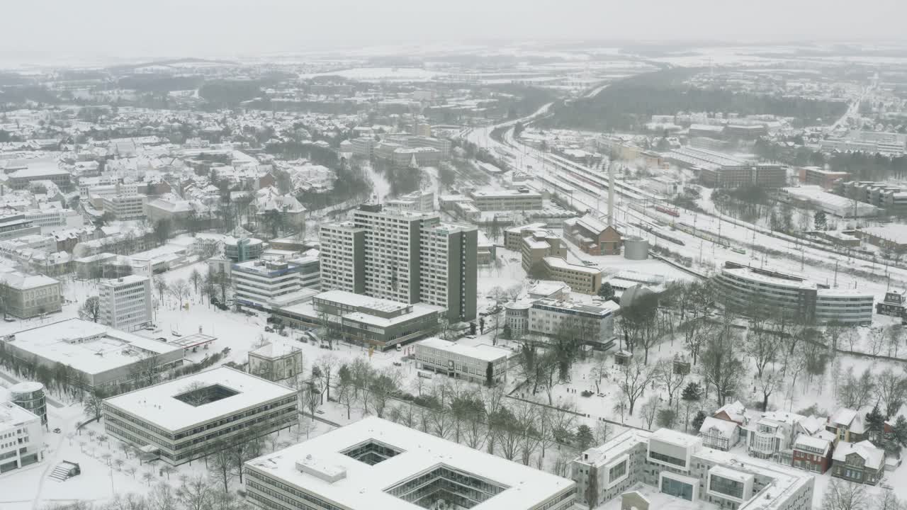 2021년 겨울 폭설 속에서 학생 도시 괴팅겐의 무인 항공기 공중 전망
