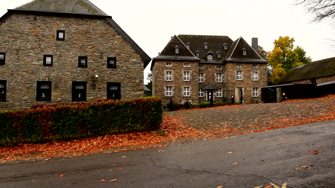 성은 중세 조건에서 방어할 수 있는 독립적인 강화 구조물입니다.