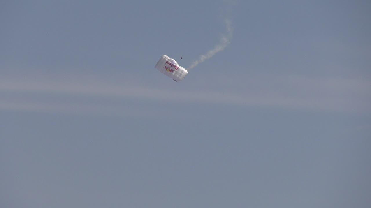 paracaidista se prepara para tocar tierra