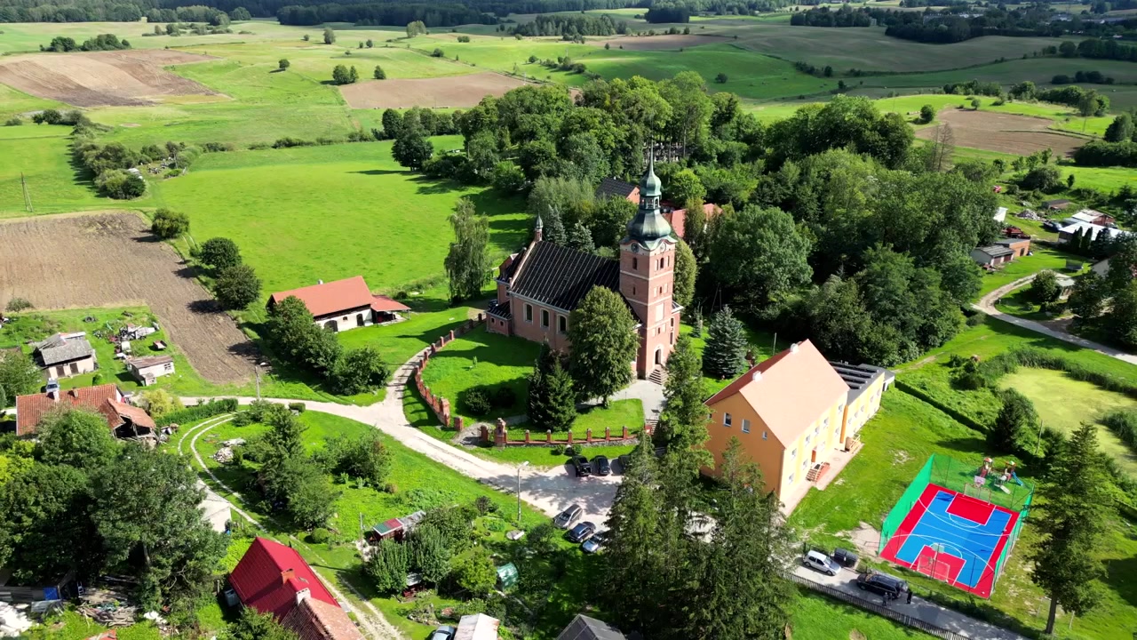 Näkymä vanhasta historiallisesta kirkosta, joka seisoo pienen viehättävän kylän keskellä