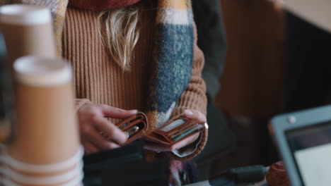 Hermosa-Mujer-Pagando-Con-El-Servicio-De-Transacciones-Con-Tarjeta-De-Crédito-Comprando-Café-En-La-Cafetería-Gastando-Dinero-En-El-Restaurante