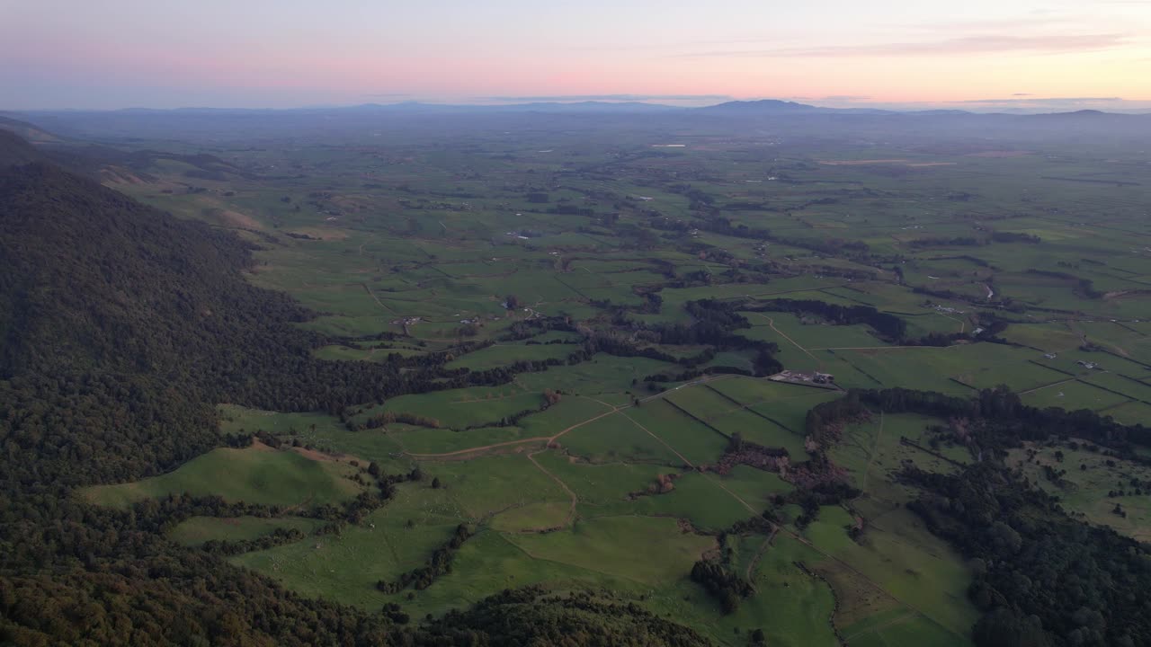 웨이레르 폭포에 있는 카이마이 산맥의 평야 (plains by kaimai mountain range at waire falls track at sunset near te harare, north island, new zealand)