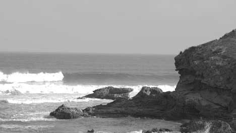 las olas del océano golpean las rocas en la península de mornington.