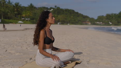 Mujer-Joven-Meditando-En-La-Playa