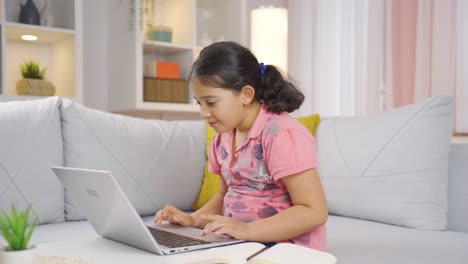 la niña a la que le gusta la aplicación en la computadora portátil es feliz.