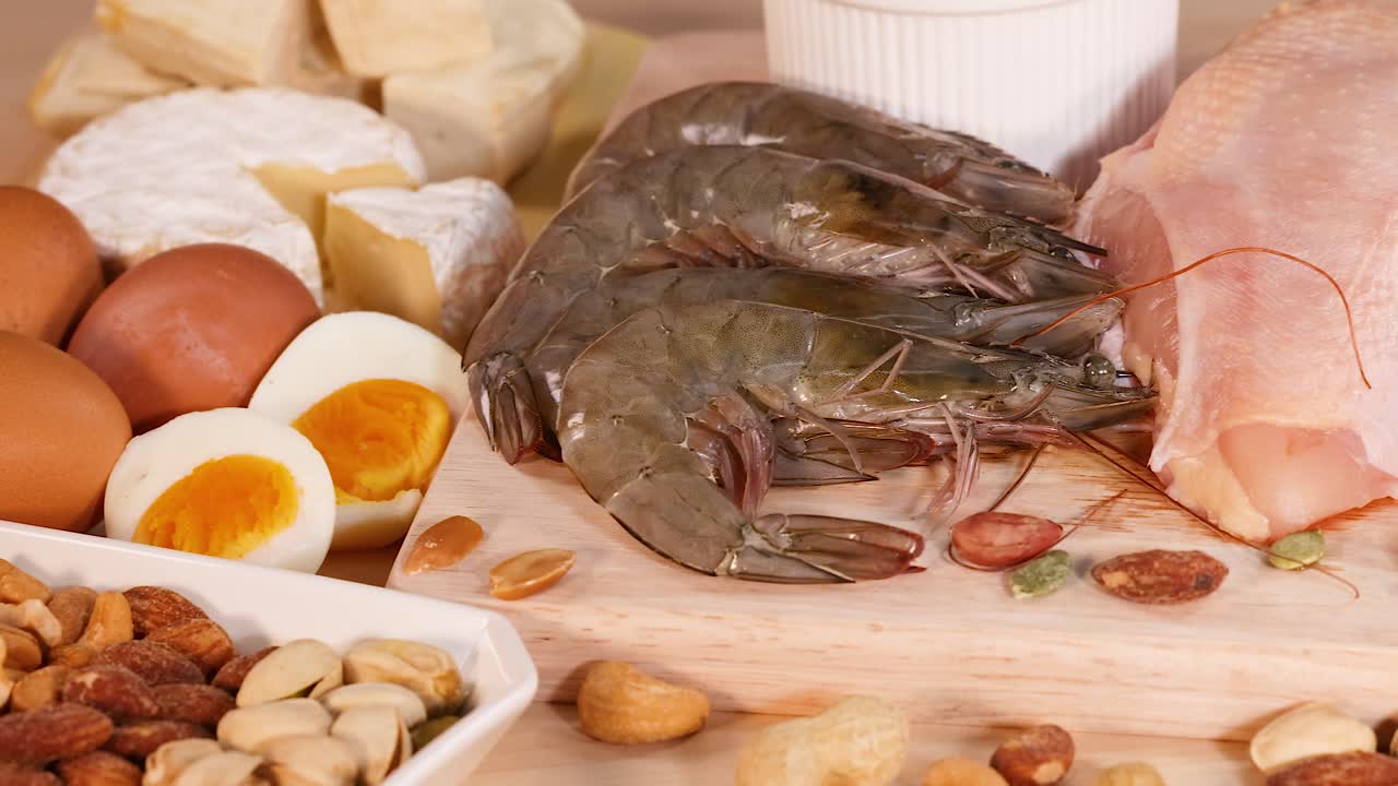 variedad de alimentos ricos en proteínas expuestos en madera