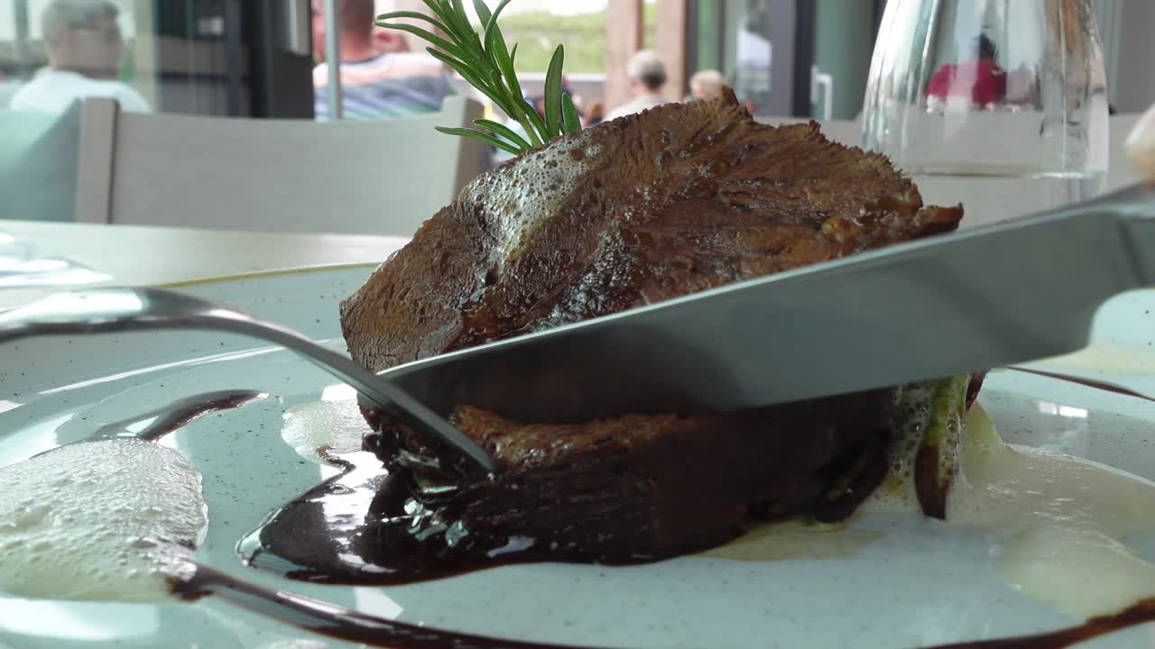 comiendo rosbif de cerca