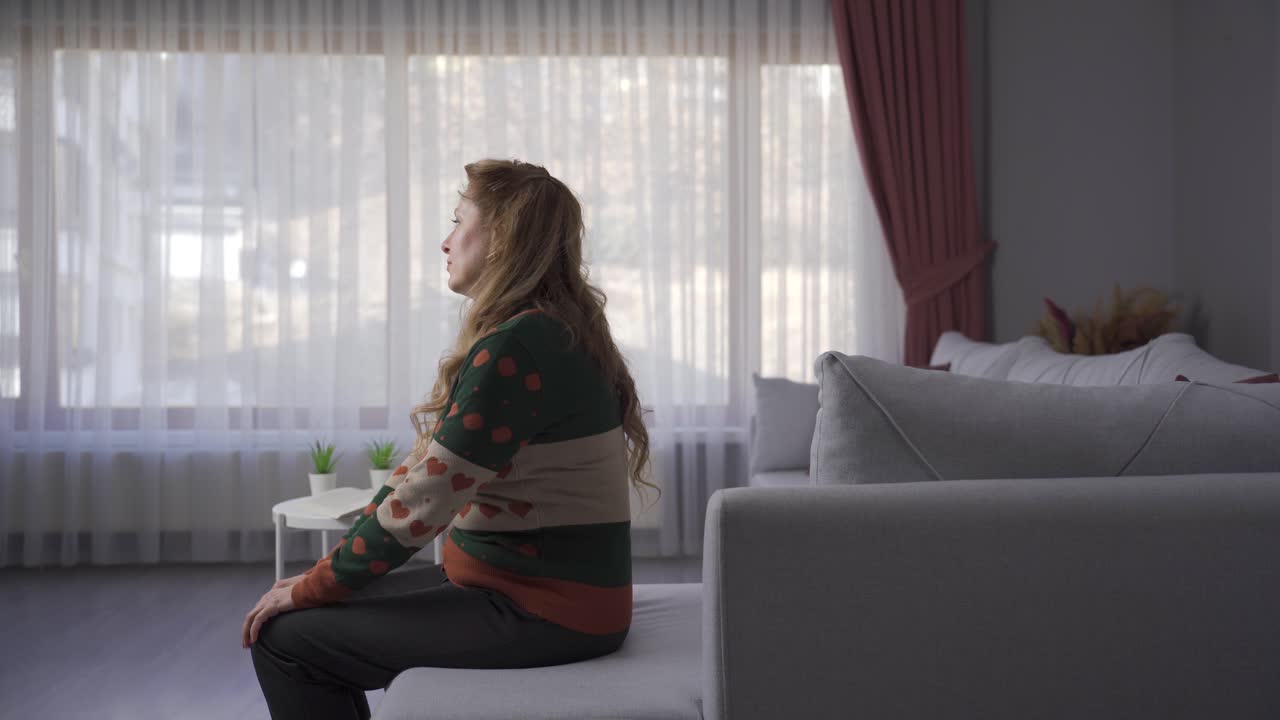 infeliz mujer arrugada sola en casa sola en la vejez.