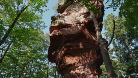 Spectacular-red-sandstone-rock-formation-in-the-middle-of-a-forest,-Altschlossfelsen,-Germany