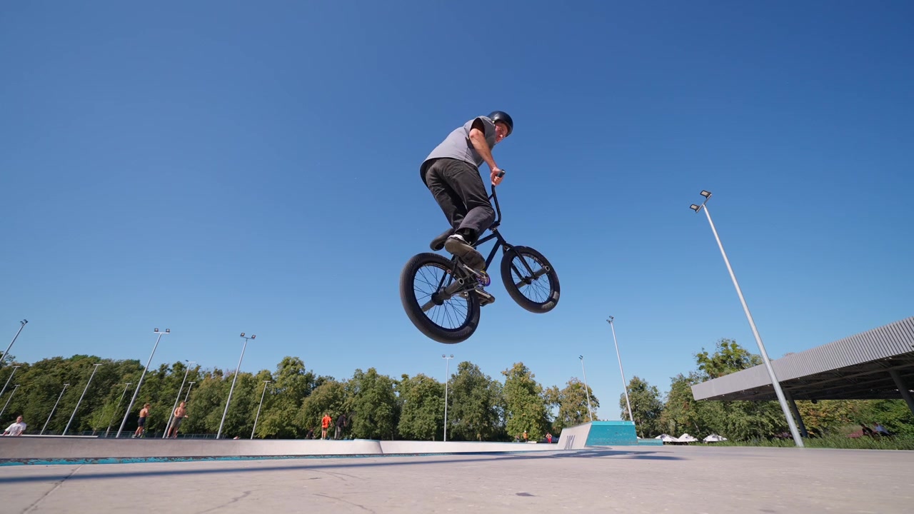Ciclista BMX che esegue un'acrobazia aerea in uno skatepark