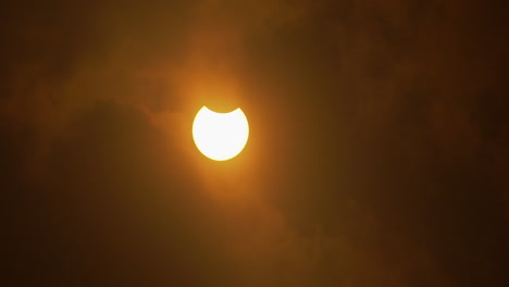 Beginn-Einer-Sonnenfinsternis,-Sichtbar-Durch-Wolken,-14.-Oktober-2023