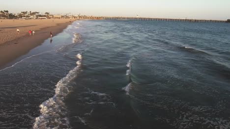 imágenes de drones de la playa de focas en el condado de orange, california, con olas rompiendo en la arena