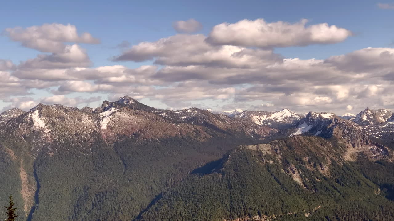 lapso de tiempo de desarrollo de nubes sobre los picos del parque nacional mt rainier