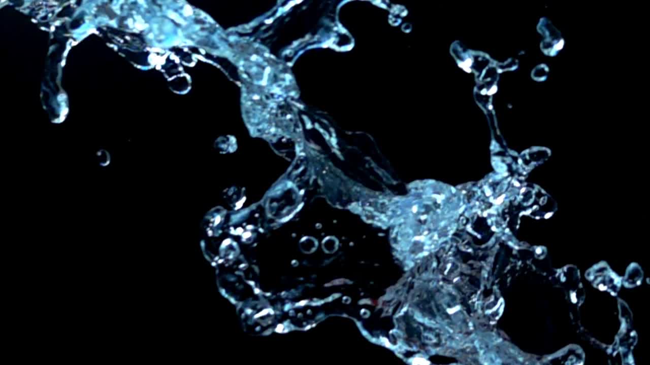 Vand på sort baggrund. Slowmotion.