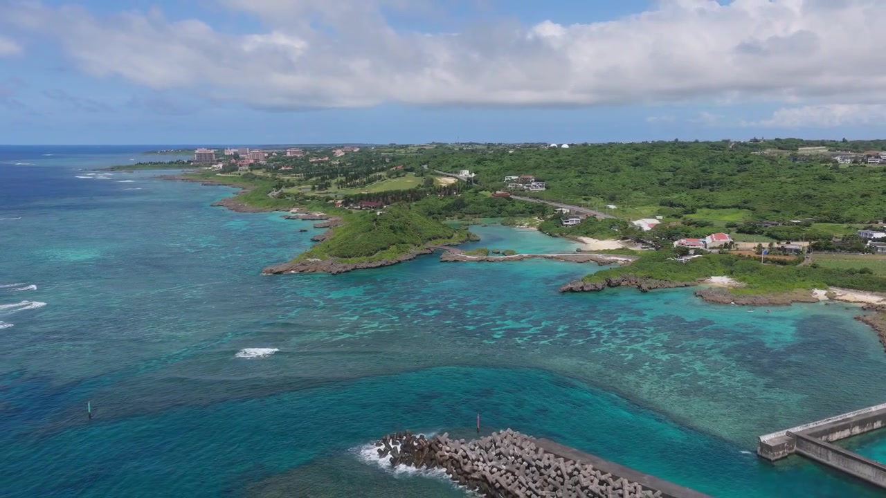 Riprese aeree orizzontali con panoramica a destra e carrello a sinistra sopra il Giardino Marino di Imgyaa, Shigira e la costa corallina di Miyakojima, Okinawa, Giappone