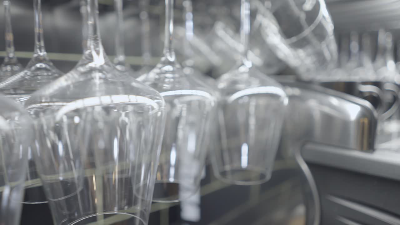 포도주 컵을 매달고