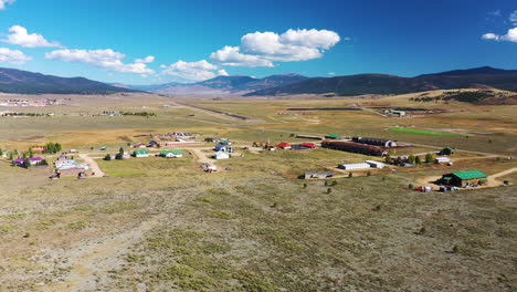 Luftflug-Nach-Norden-über-Den-Stadtrand-Von-Angel-Fire,-New-Mexico-Im-Sommer