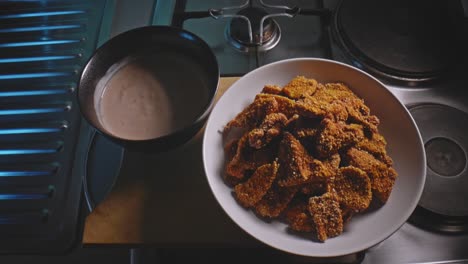 Nuggets-De-Pollo-Caseros-Recién-Cocinados-Con-Salsa-Para-Mojar