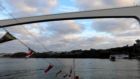 Vista-Hacia-La-Izquierda-Del-Ponte-De-Sao-Joao-Desde-Un-Barco-Rabelo-Con-Banderas-En-El-Río-Duero