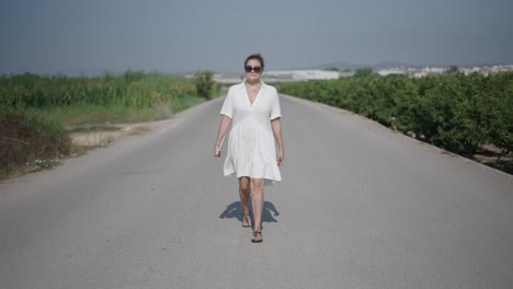 mujer caminando por un camino de campo