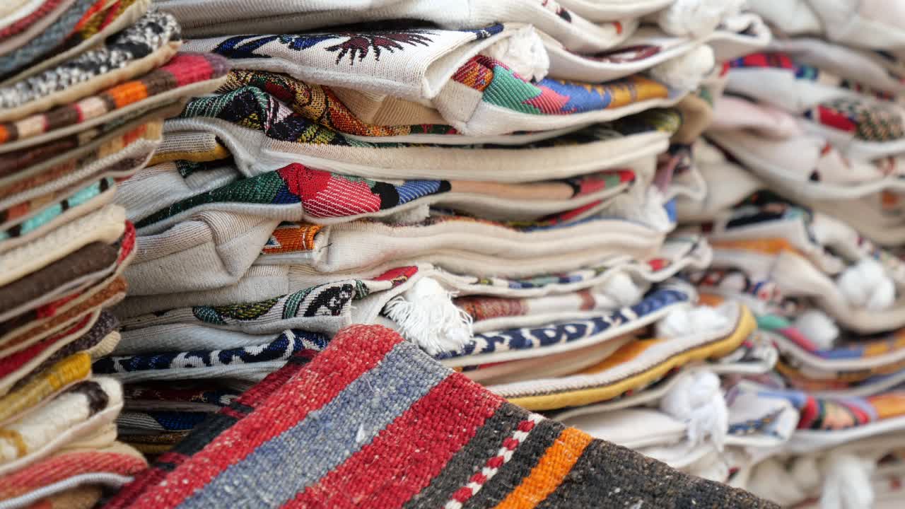 pila apilada de textiles y alfombras de colores