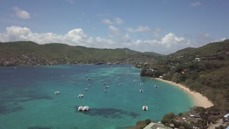 Granadinas-Isla-Bequía-Vista-Aérea-Del-Agua-Prístina-Del-Océano-Con-Yates-De-Lujo-Amarrados-En-La-Playa-De-Arena-De-La-Bahía