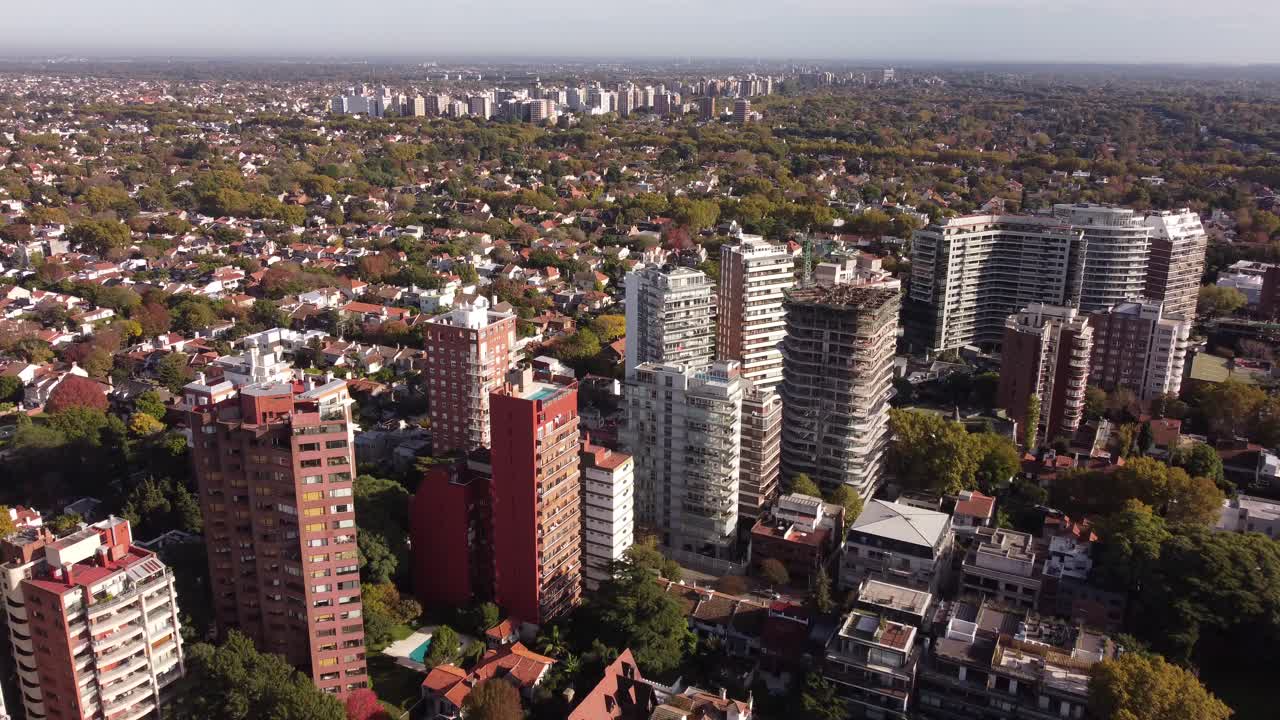 Sorvolo aereo delle aree residenziali di San Isidro con palazzi alti e alberi verdi durante una giornata estiva nel distretto di Buenos Aires