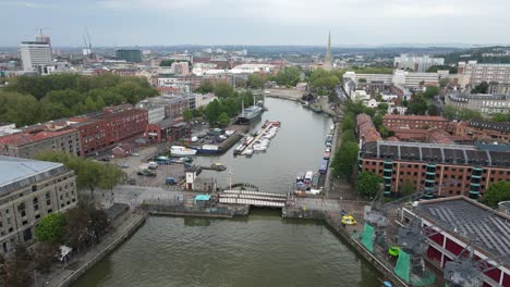 Bristol-City-Waterfront-Docks-Und-Prince-Street-Bridge-Drohnenaufnahmen-Mit-Stadt-Im-Hintergrund