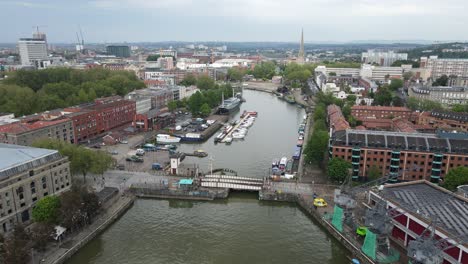 los muelles frente al mar de la ciudad de bristol y las imágenes de drones del puente de prince street con la ciudad de fondo