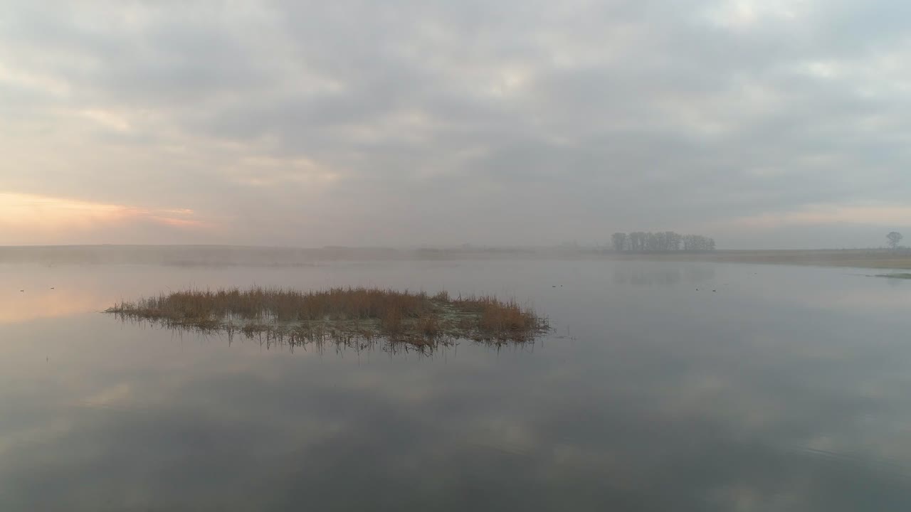 안개가 가득한 호수 위에서 해가 뜨는 비행