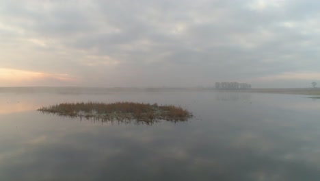 Vuelo-Al-Amanecer-Sobre-El-Lago-Brumoso