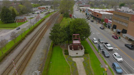 antena de silla grande y vías de tren en la calle principal de thomasville, carolina del norte en un día de primavera gris con una inclinación hacia arriba