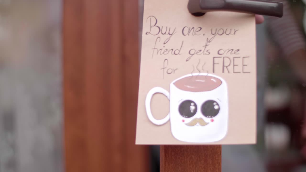 소유자는 카페에서 일하기 시작합니다.