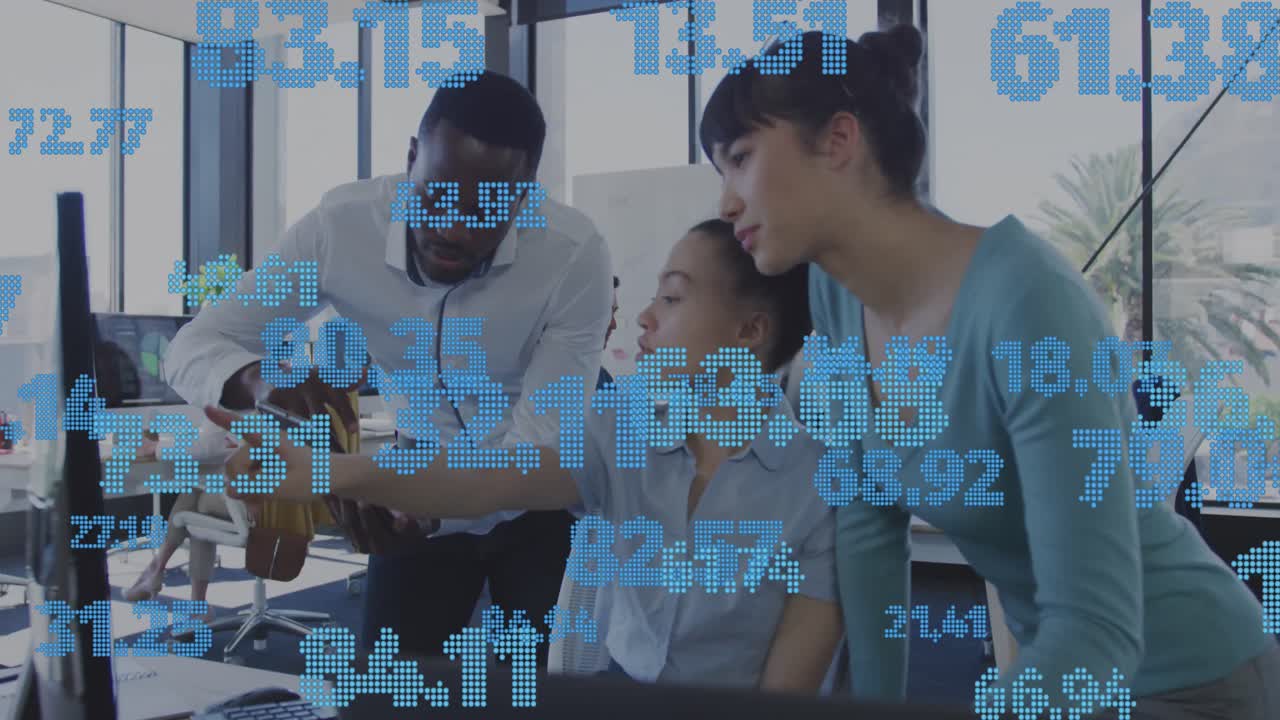 사무실에서 다양한 사업가들에 대한 금융 데이터 처리의 활성화