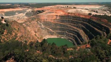 Disparo-De-Un-Dron-Que-Revela-Una-Mina-Inundada-En-El-Oeste-De-Australia