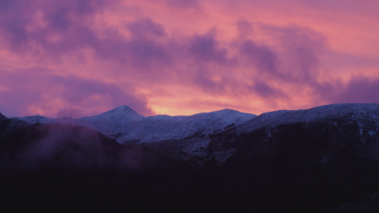 Vista panoramica delle montagne con un tramonto rosa sullo sfondo in Norvegia