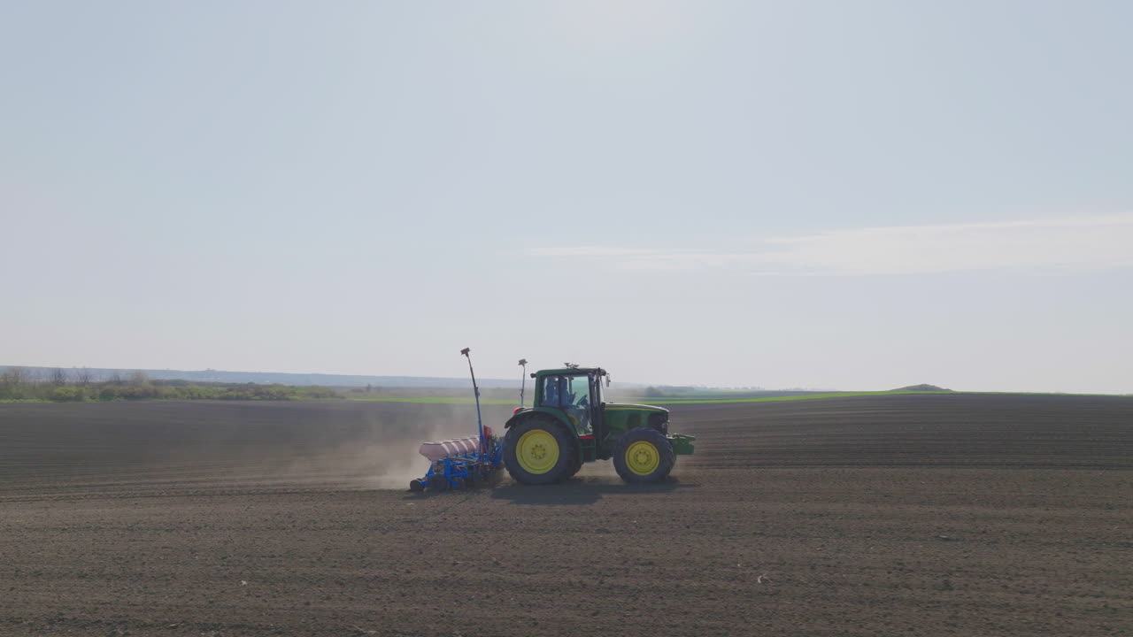 트랙터가 에 씨을 심고 있습니다.