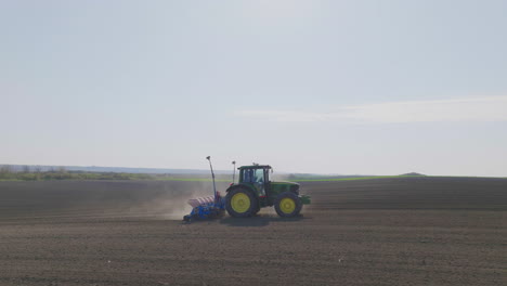 tractor plantando semillas en un campo