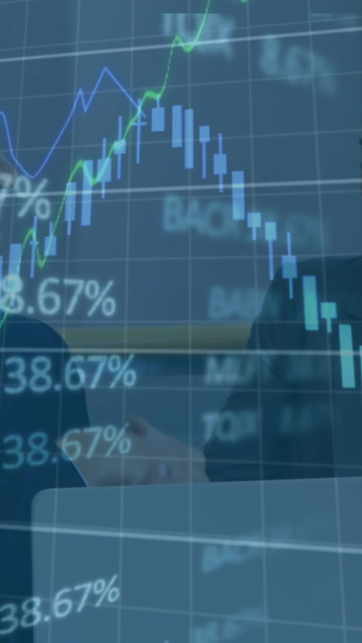 Animazione dell'elaborazione di dati finanziari su persone che lavorano in ufficio
