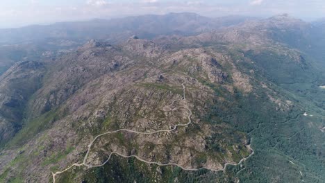 Flug-über-Die-Hohen-Berge-Von-Gerês,-Braga,-Portugal,-Wunderschöne-Naturlandschaft