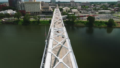 vista aérea sobre el puente de broadway con coches viajando en little rock, arizona, estados unidos - toma de drone