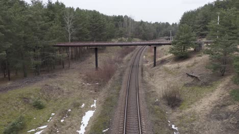 antena: odlatywanie z wiaduktu, który przedstawiał most śmierci z pripet w serialu telewizyjnym hbo czarnobyl