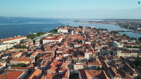 imágenes de drones de un amplio panorama sobre la península de zadar