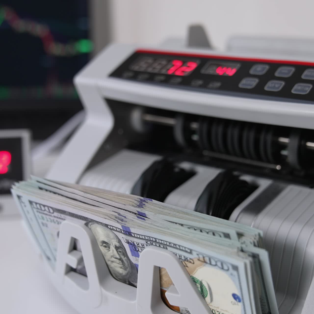 Piccola e compatta contamonete che calcola dollari americani. Attrezzatura per operazioni finanziarie. Primo piano