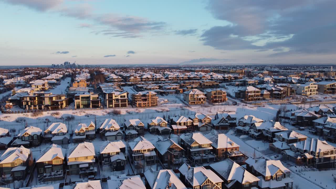 vista aérea de una comunidad suburbana al atardecer en calgary, alberta en invierno