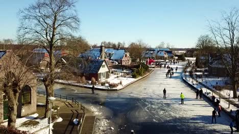 Patinaje-Sobre-Hielo-En-El-Parque-Nacional-&quot;deweerribben&quot;,-Overijssel,-Países-Bajos