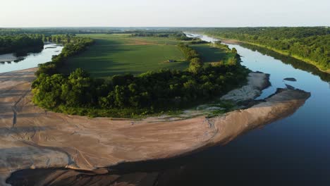 Drone-Volando-Hacia-Una-Casa-En-La-Península-De-Una-Curva-De-Herradura-En-El-Río