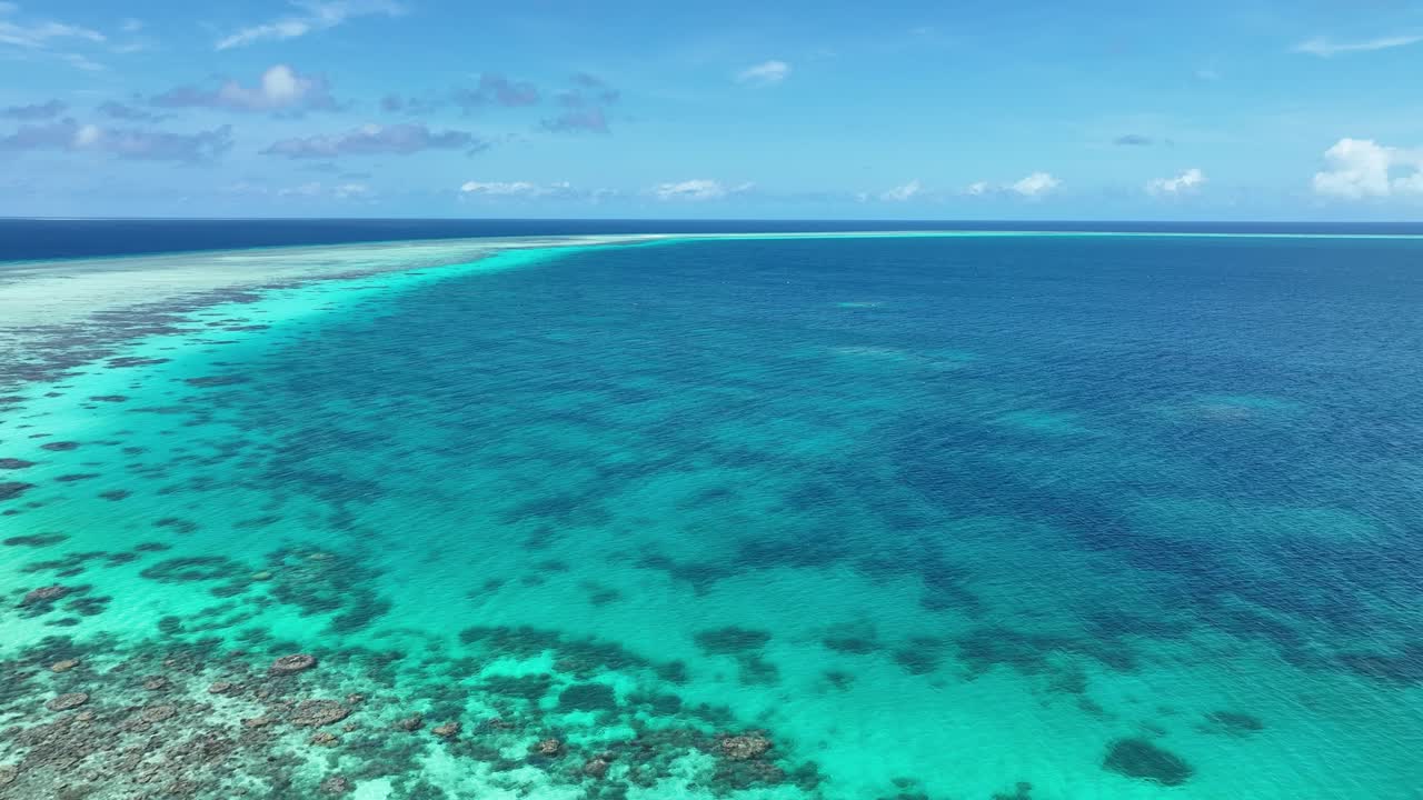 un impresionante arrecife de coral bajo un océano azul claro en la isla paradisíaca tropical de filipinas