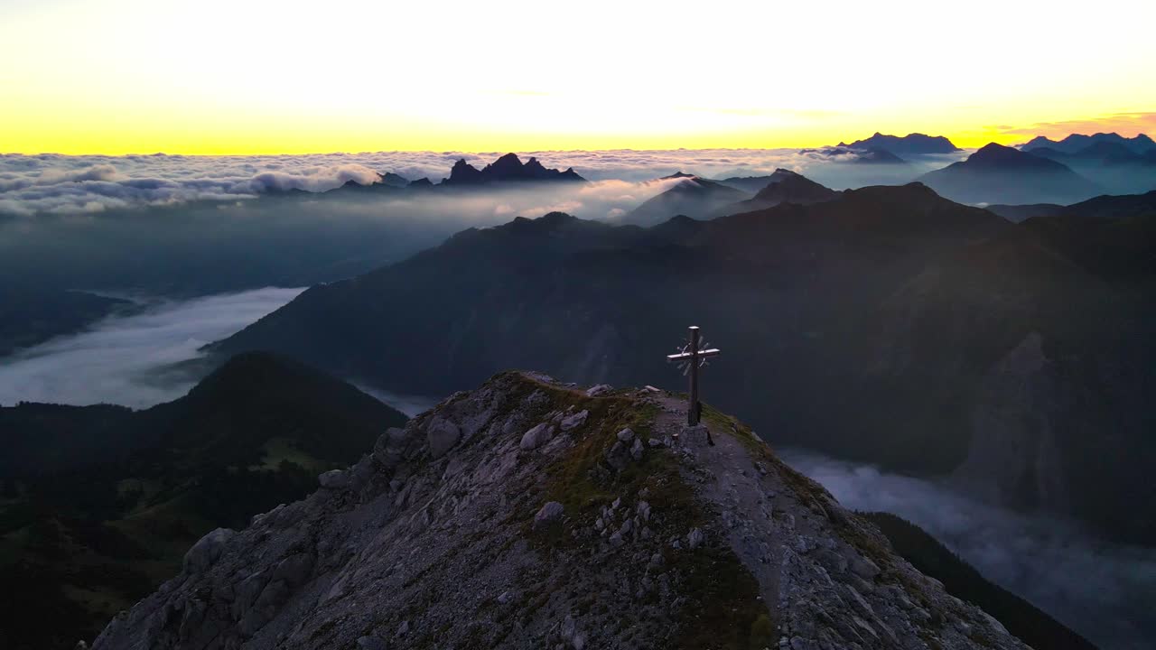 vuelo cinematográfico en los alpes al amanecer